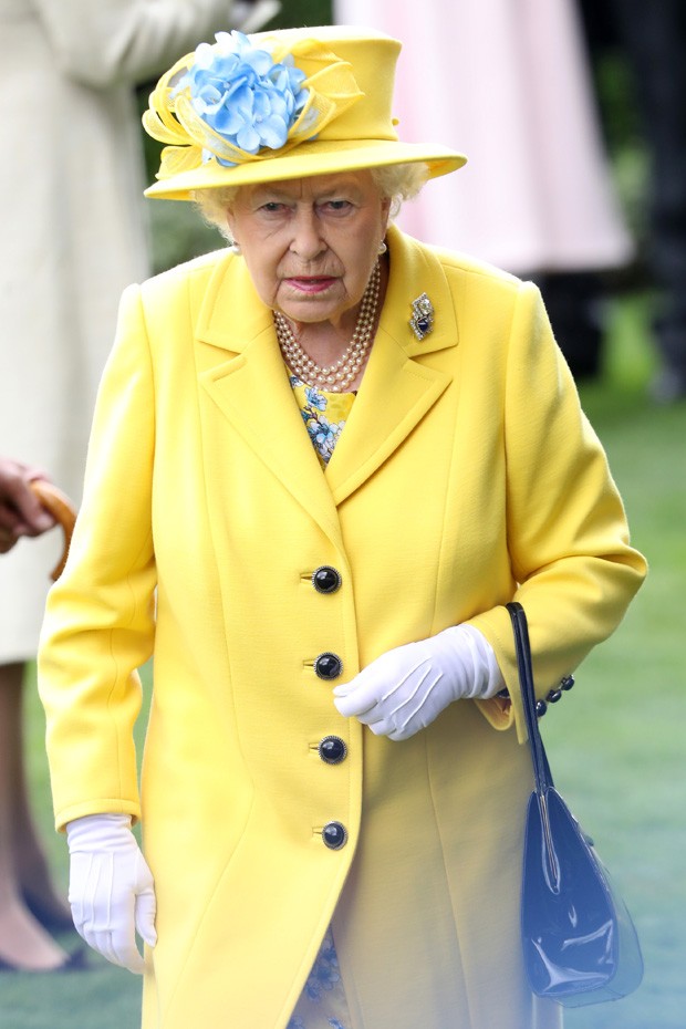 ASCOT, ENGLAND - JUNE 19:  Queen Elizabeth II arrives to Royal Ascot Day 1 at Ascot Racecourse on June 19, 2018 in Ascot, United Kingdom.  (Photo by Chris Jackson/Getty Images) (Foto: Getty Images)