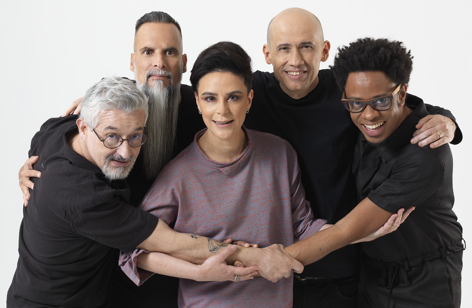 Pato Fu afaga amigos, prega o autoconhecimento e ataca a exploração da fé em três singles 