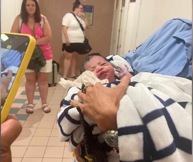 Segundo a imprensa local, mãe e bebê passam bem (Foto: Reprodução/Facebook/Miami International Airport - MIA)