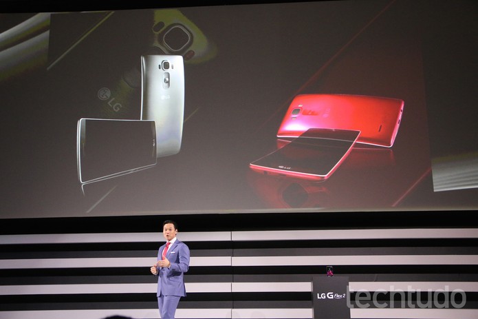 LG exibe G Flex 2, seu novo smart de tela curva (Foto: Fabrício Vitorino/TechTudo)