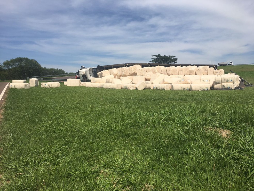 Carreta com algodão tombou em Álvares Machado (Foto: Valmir Custódio/G1)
