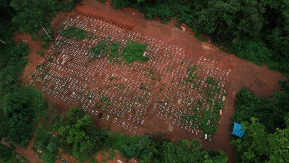 Covas de Covid-19 no cemitério Santo Antônio, em Porto Velho — Foto: Armando Júnior
