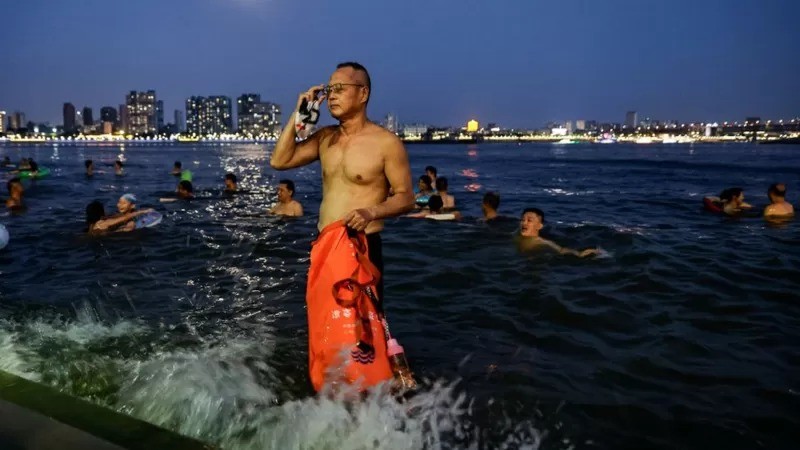 Pessoas nadam na interseção dos rios Han e Yangtze durante a onda de calor em Wuhan, província de Hubei, em 10 de agosto (Foto: Getty Images via BBC News)