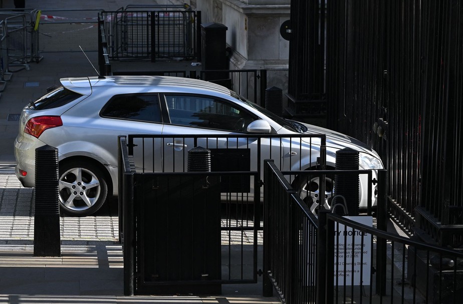 Homem é preso após carro bater em portões de Downing Street