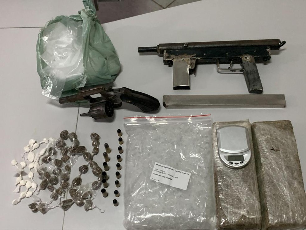 Dois homens morreram em confronto com a polícia e submetralhadora foi apreendida em Itabela, no extremo sul da Bahia — Foto: Divulgação/SSP-BA