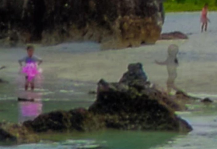 Internautas encontram ‘criança fantasma’ em imagem do Google Street View na ilha de Nauru (Foto: reprodução/The Sun)