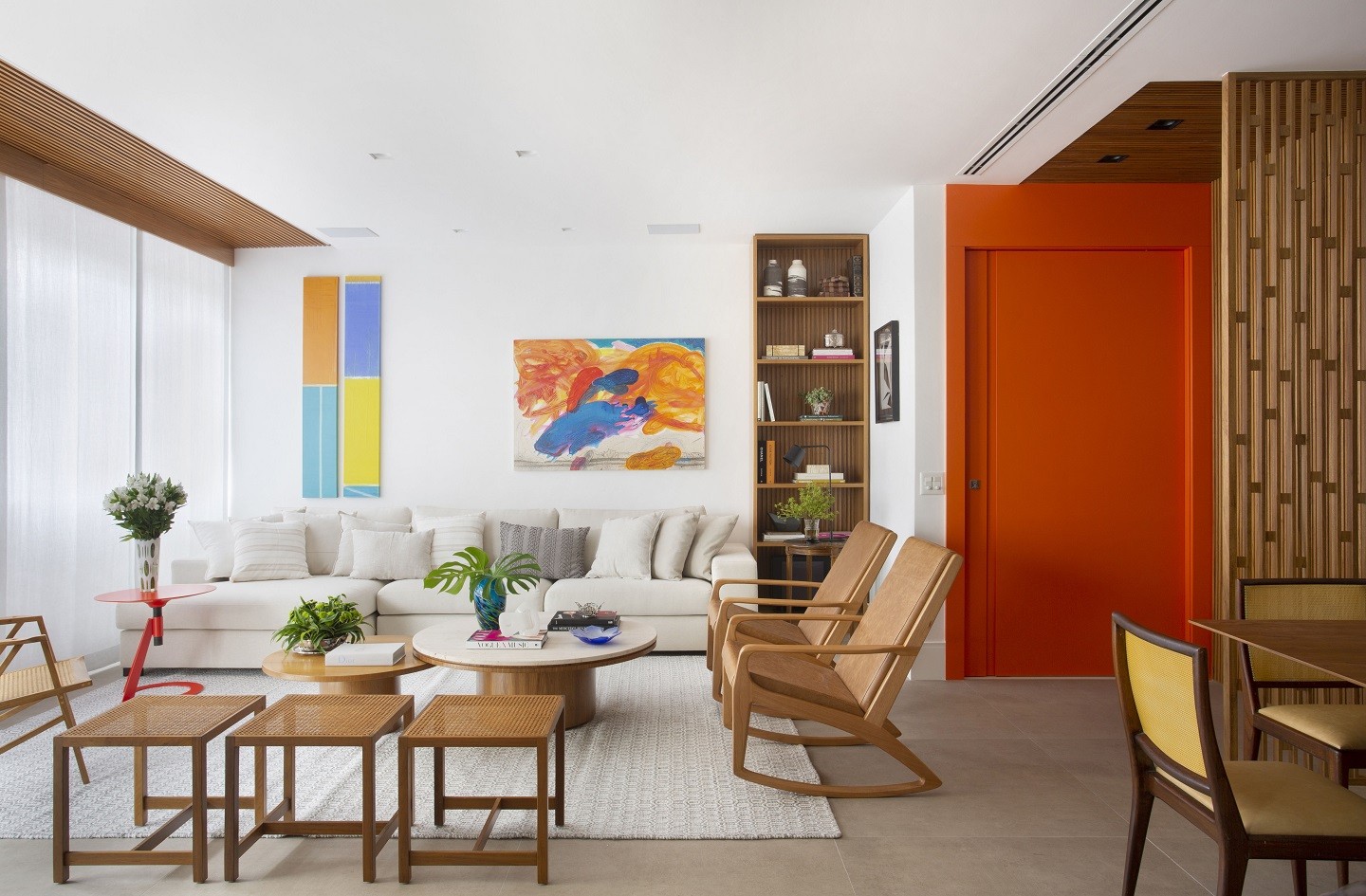 Apê de 150 m² ganha décor contemporâneo marcado por cores vibrantes e madeira (Foto: Juliano Colodeti/MCA Estúdio)