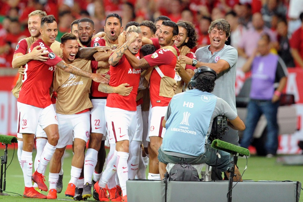 Colorados abraçam Nico López no Beira-Rio — Foto: Wesley Santos/Agência PressDigital