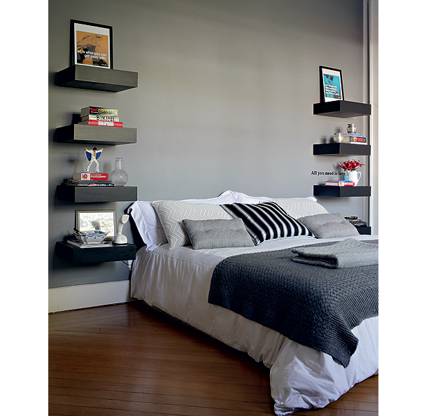 O quarto da arquiteta Fabiana Frattini tem vários tons de cinza. A cor está nas paredes, nas prateleiras e na roupa de cama (Foto: Edu Castello/Casa e Jardim)