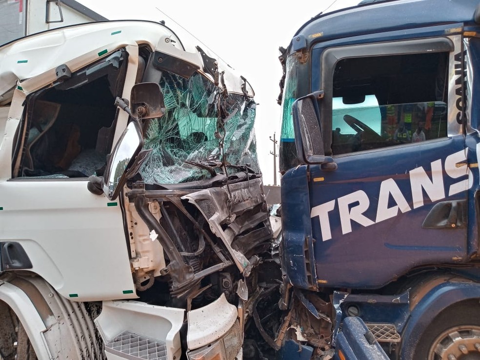 Acidente envolveu carro e caminhões em Itaí (SP) — Foto: Corpo de Bombeiros/Divulgação