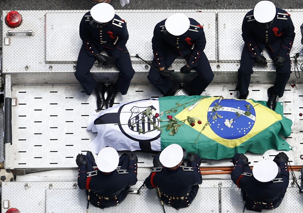 Corpo de Pelé chega a cemitério em Santos — Foto: Amanda Perobelli/Reuters