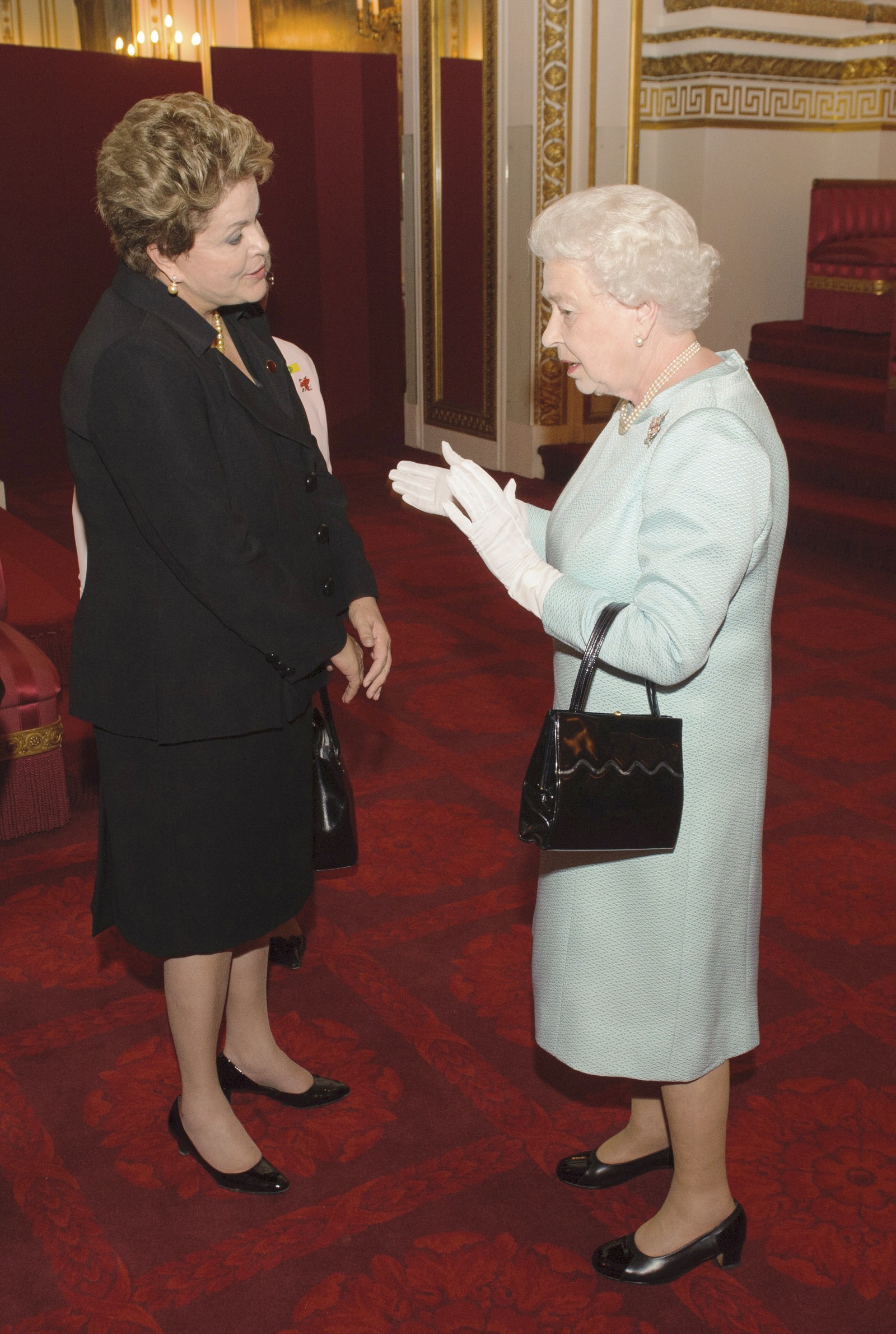 Rainha Elizabeth II e a então presidente Dilma Rouseff, em 2012 — Foto: Arquivo