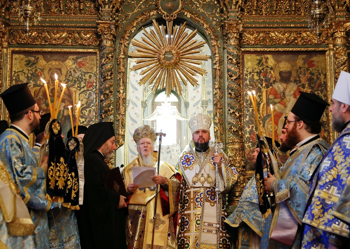 Resultado de imagem para Patriarca de Constantinopla entrega Ã  Igreja de Kiev carta de independÃªncia