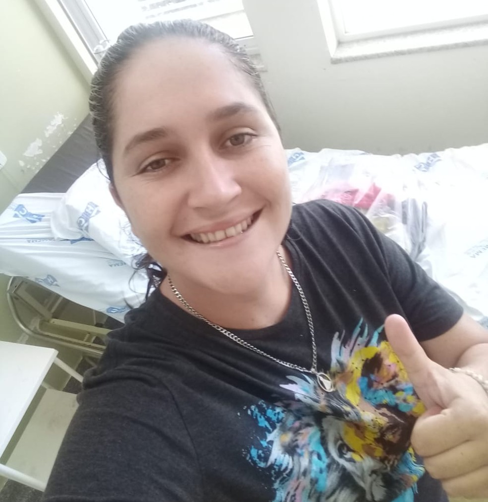 Ex-jogadora na enfermaria, depois de sair da UTI — Foto: Cedida