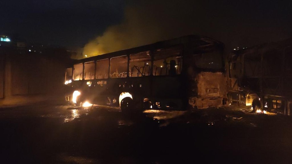 Três ônibus foram incendiados na noite desta quinta-feira (3) — Foto: Divulgação/Wesley Ramon 
