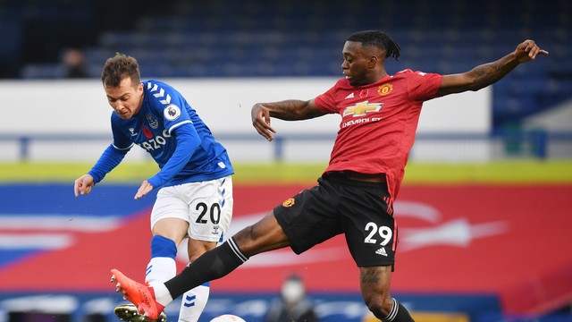 Bernard marca gol para o Everton diante do United