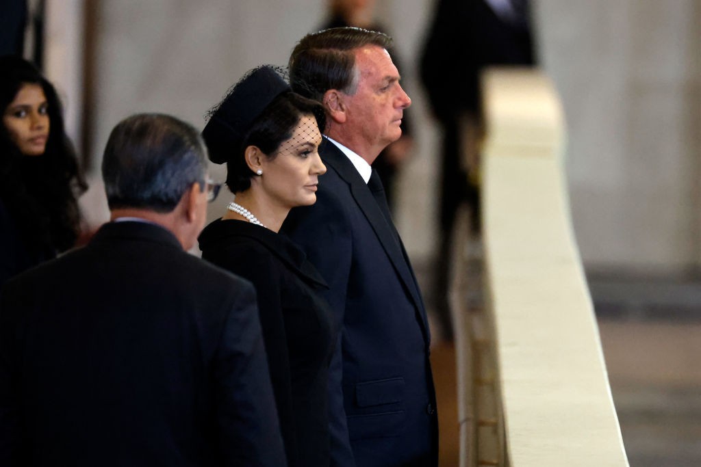 Jair Bolsonaro ao lado da esposa, Michelle, durante visita a Londres na ocasião do funeral da rainha Elizabeth II (Foto: Getty Images)