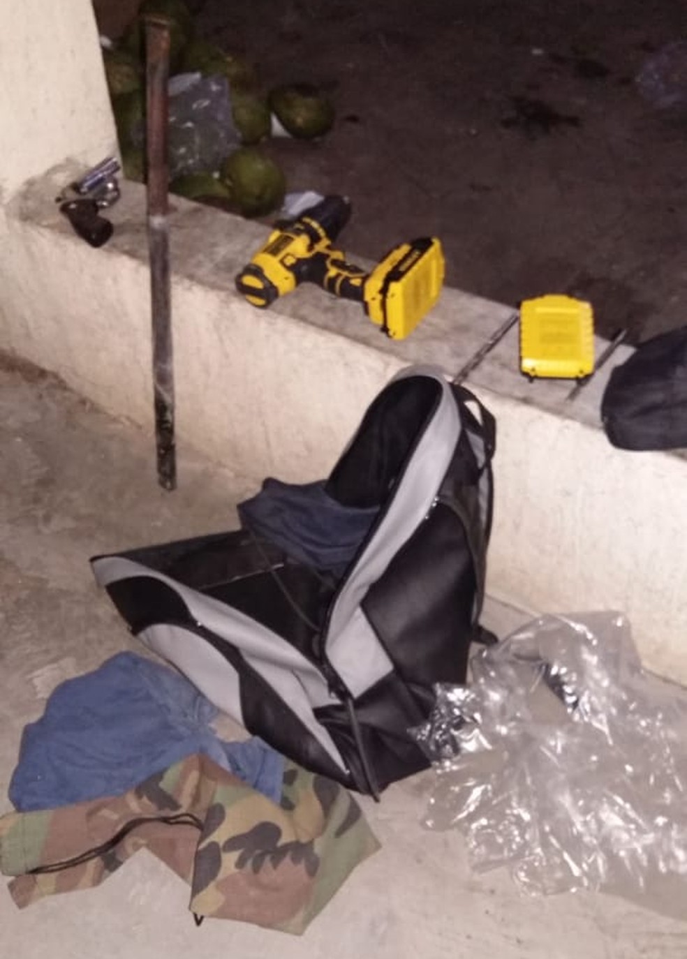 Suspeitos foram apreendidos com material de arrombamento â Foto: DivulgaÃ§Ã£o/PolÃ­cia Militar
