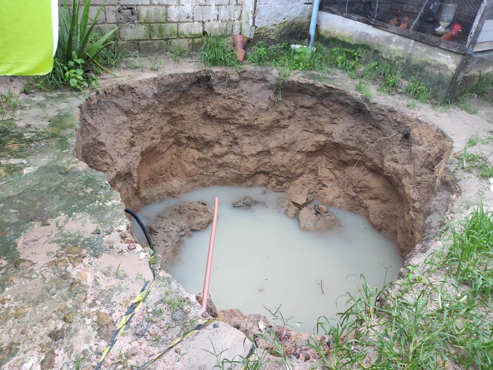 Cacimbas cederam e abalou a estrutura dos imóveis em São Sebastião, AL — Foto: Defesa Civil municipal