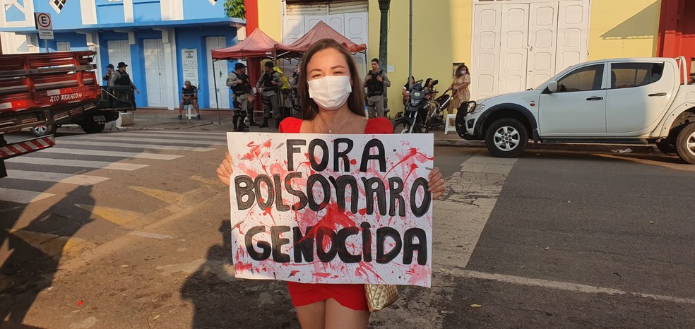 RIO BRANCO (AC) - Manifestantes levaram cartazes contra o presidente da República — Foto: Andryo Amaral/Rede Amazônica Acre