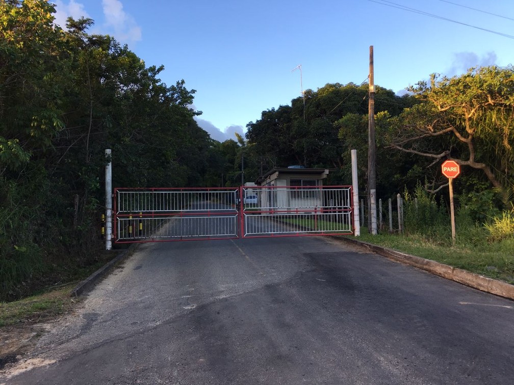 Para ter acesso à comunidade, é preciso passar por portaria (Foto: Alan Oliveira/G1)