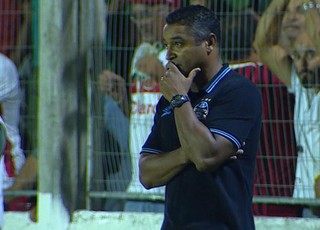 Roger vê derrota por erros pessoais e fica de prontidão por série do Grêmio