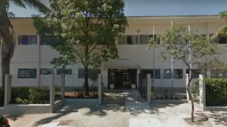 Em fevereiro deste ano, um adolescente de 17 anos foi apreendido após arremessar uma bomba caseira pela janela em uma escola de Monte Mor, em São Paulo, na manhã desta segunda-feira, segundo a Polícia Militar. — Foto: Reprodução/Google Street View