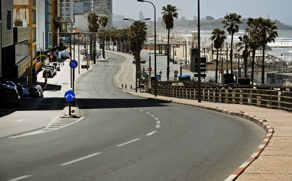 TEL AVIV - A principal avenida ao longo da costa do Mar Mediterrâneo na cidade israelense de Tel Aviv é vista vazia neste domingo (29) depois que as autoridades israelenses impuseram uma série de novas medidas destinadas a conter a propagação do novo coronavírus  — Foto: Jack Guez/AFP