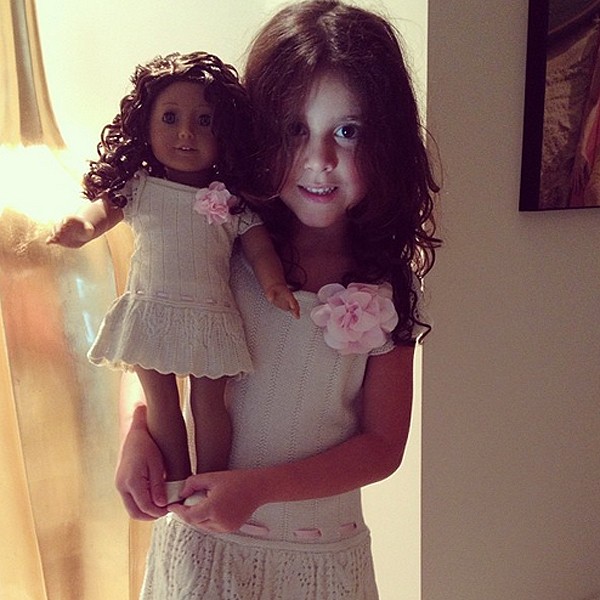 Maria, 5, vestida com roupa igual à da sua boneca (Foto: Reprodução/Instagram)