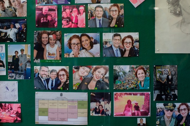 No mural de fotos do gabinete de Carla, fotos com Sergio Moro e Michelle Bolsonaro - lembrando que esse registro foi feito em março de 2020 (Foto: Luiza Herdy e Laila Varaschin)