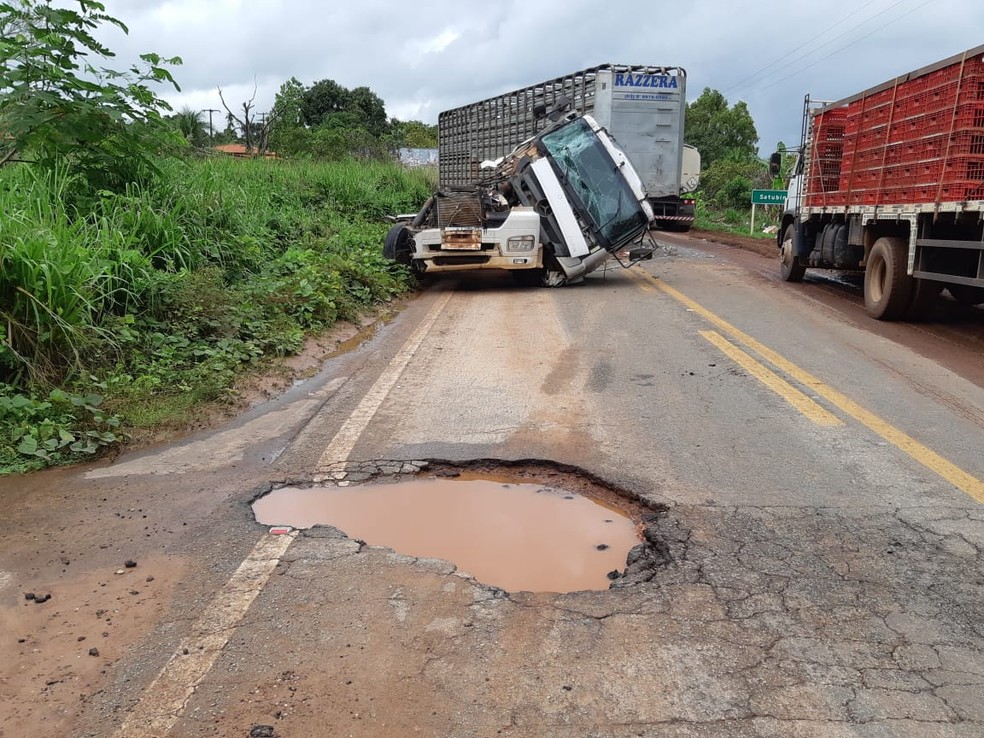 De acordo com a Polícia Rodoviária, um grande buraco causou o acidente na BR-316 — Foto: Divulgação/Polícia Rodoviária Federal