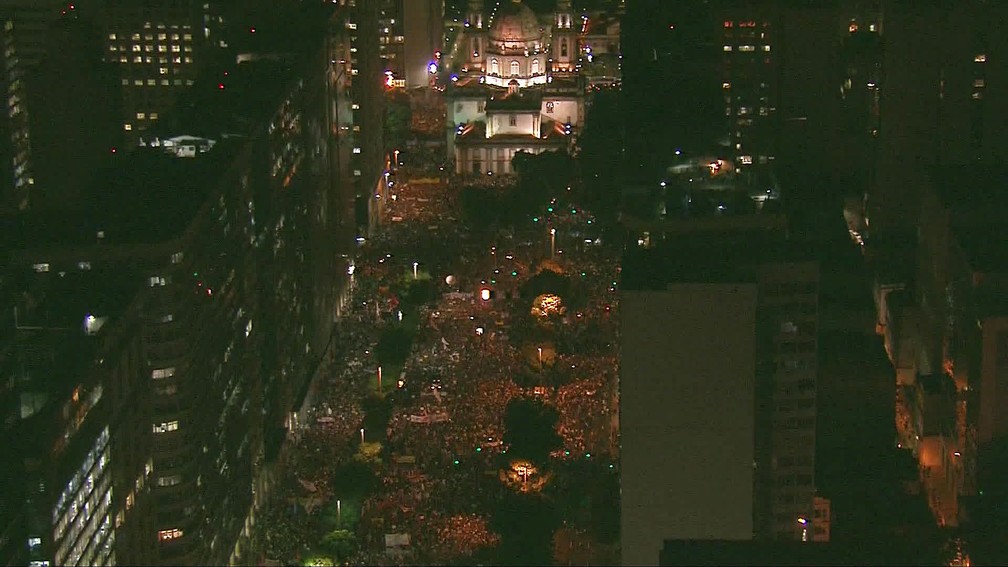Manifestação no Rio com a Candelária ao fundo, por volta das 18h — Foto: Reprodução/TV Globo