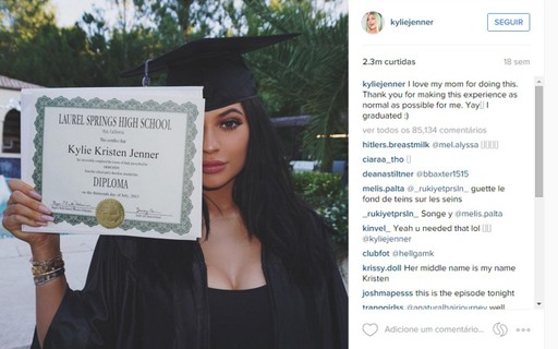 4ª A irmã de Kendall, Kylie Jenner, segura seu diploma de ensino médio