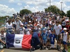 No DF, comunidade francesa faz 'caminhada silenciosa' contra o terror