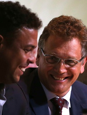 ronaldo cbf jerome valcke coletiva fifa cartaz no smoking (Foto: Agência EFE) ronaldo cbf jerome valcke coletiva fifa cartaz no smoking (Foto: Agência EFE)