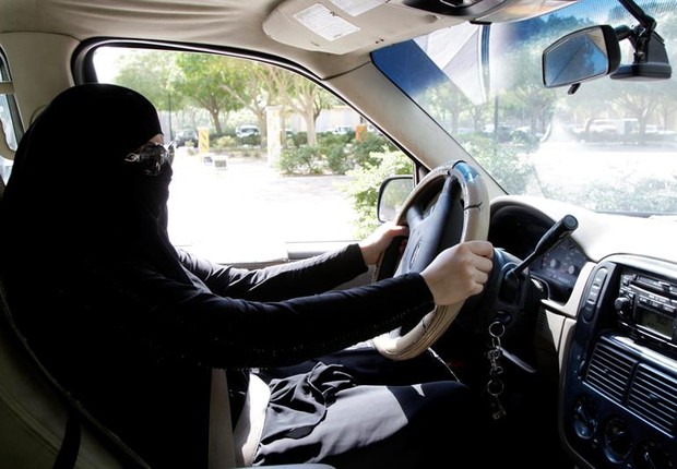 Mulher sentada ao volante de um carro em Riade (Arábia Saudita) (Foto: EFE/STR)