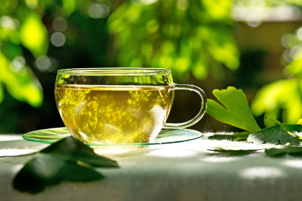 O chá de ginkgo biloba é uma boa alternativa ao expresso de todos os dias (Foto: Thinkstock)