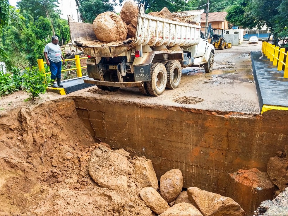 Equipes iniciaram a execução de contenção com pedras brutas — Foto: Prefeitura de Itupeva/Divulgação