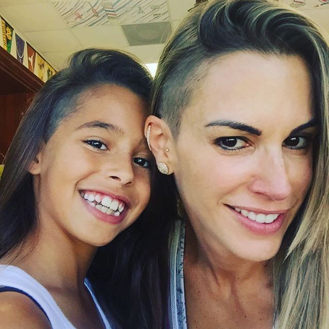 O corte de cabelo raspado de mãe e filha (Foto: Reprodução/ Instagram)