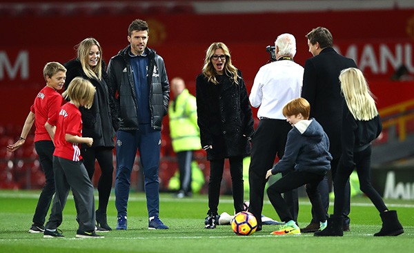 A atriz Julia Roberts com seus filhos no campo depois da partida da Premier League entre Manchester United e West Ham United em Old Trafford em 27 de novembro de 2016 em Manchester, Inglaterra. (Foto: Getty Images)