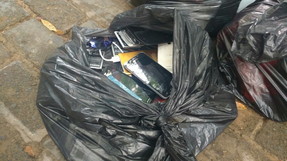 Celulares, carregadores e outros acessórios foram apreendidos. (Foto: Divulgação/ Polícia Civil)