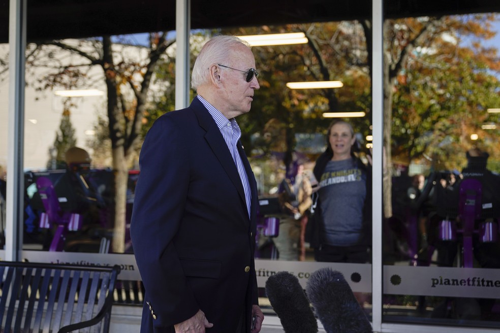 Foto de 29 de outubro de 2022 mostra o presidente Joe Biden falando a jornalistas depois de ter votado, antecipadamente, nas eleições legislativas de meio de mandato nos Estados Unidos, em Wilmington, Delaware — Foto: AP