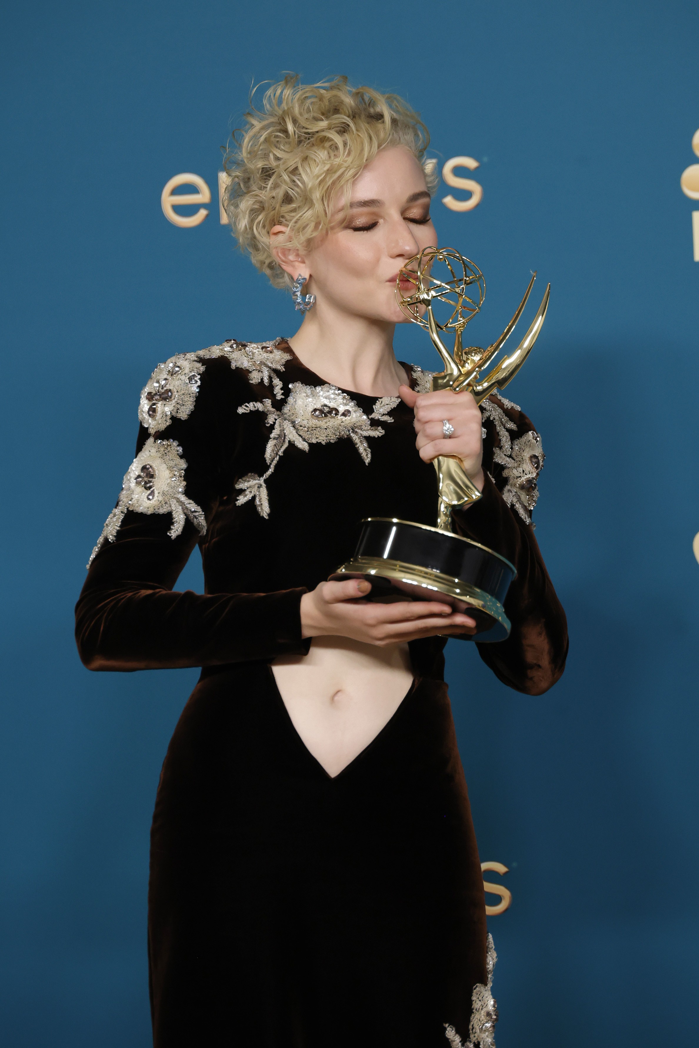 Julia Garner celebra a vitória de seu terceiro Emmy (Foto: Getty Images)