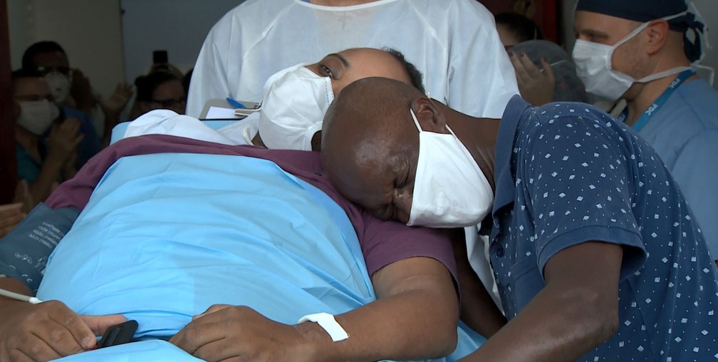 Jairo vai às lágrimas ao reencontrar o filho Daniel, pelo qual pedalava diariamente 13km para rezar em frente ao hospital em Indaiatuba (SP) pedindo sua recuperação na luta contra a Covid-19 — Foto: Clausio Tavoloni/EPTV
