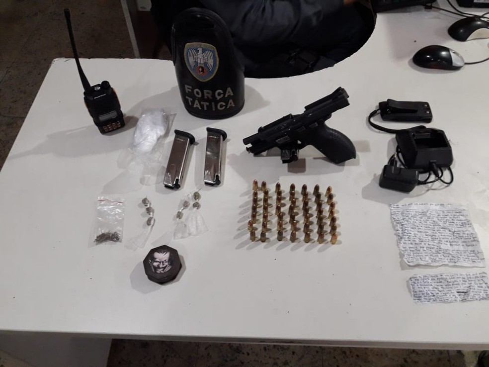 Com ele, foram encontrados uma pistola, três carregadores, munição, um rádio comunicador e drogas. — Foto: Divulgação/PM