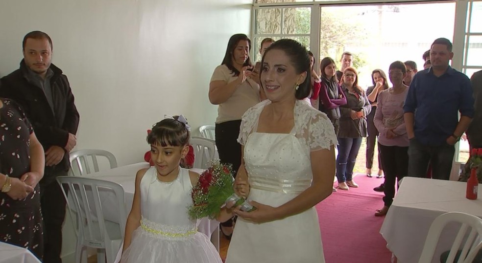 Cíntia entrou acompanhada pela filha de 7 anos (Foto: Reprodução/TV TEM)