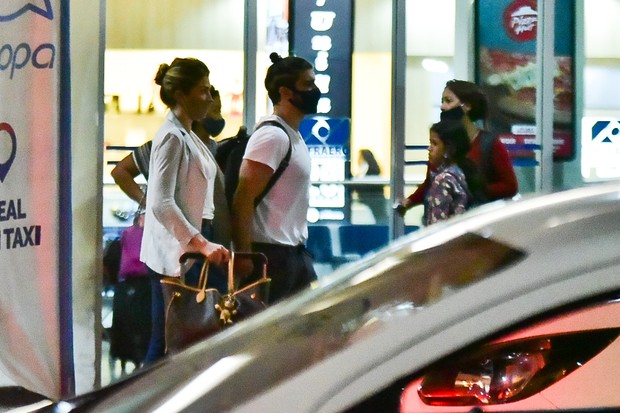 Grazi Massafera e Caio Castro desembarcam em aeroporto de São Paulo (Foto: Leo Franco/AgNews)