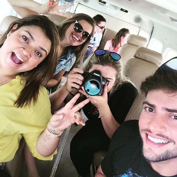 Preta e Rodrigo posam com guias em van turística (Foto: Reprodução/Instagram)