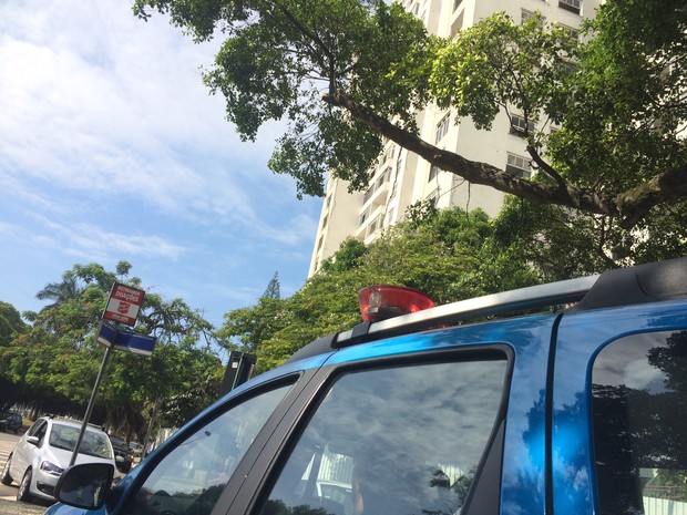Policiais se posicionavam perto do prédio no Flamengo nesta terça (Foto: Gabriel Barreira/G1)