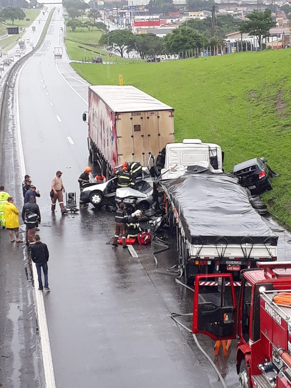 Acidente Entre Carros E Caminhões Deixa Feridos E Causa Lentidão Na Dutra Em Caçapava Vale Do